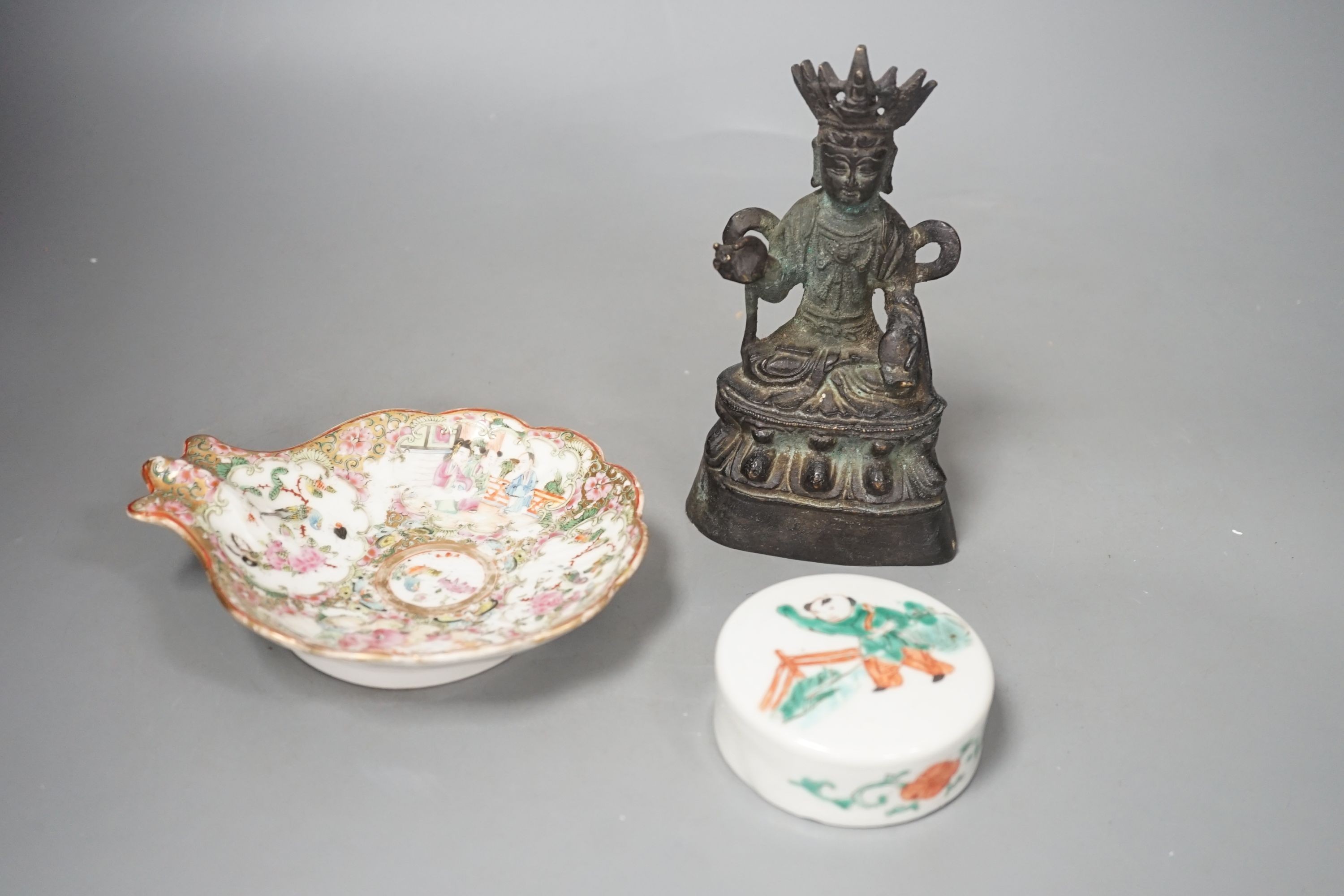 A Chinese famille verte porcelain jar cover, similar famille rose dish and a bronze figure of a Bodhisattva, tallest 16cm